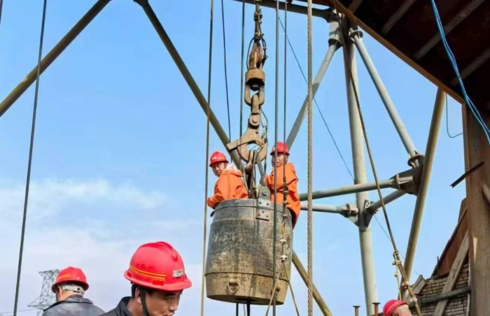 Mining hook device